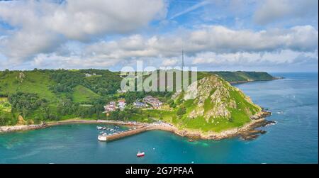 Panorama-Luftdrohnenaufnahme der Bucht Bonne Nuit und der angrenzenden Klippen bei Flut im Sonnenschein. Jersey, Kanalinseln Stockfoto