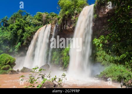 Der Wasserfall Dos Hermanas (zwei Schwestern) bei Iguacu (Iguazu) fällt an einer Grenze zwischen Brasilien und Argentinien Stockfoto