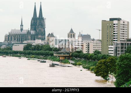 Köln, Deutschland. Juli 2021. Am 15. Juli 2021 wird das Rheinufer in Köln überflutet. Die Überschwemmungen in den westdeutschen Bundesländern Rheinland-Pfalz und Nordrhein-Westfalen aufgrund anhaltender Regenfälle haben mindestens 58 Menschen getötet und Dutzende vermisst, berichteten lokale Medien. Quelle: Tang Ying/Xinhua/Alamy Live News Stockfoto