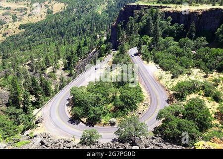 Rowena schlängeln sich von oben am Aussichtspunkt Rowena Crest im Tom McCall Nature Preserve in der Columbia Gorge in Oregon. Stockfoto