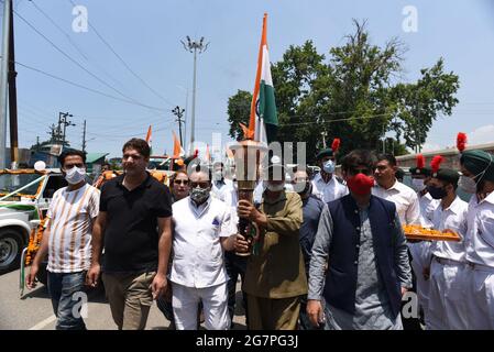 SRINAGAR, INDIEN - 15. JULI: Armeeveteranen und Einheimische tragen die „Siegessiege“ während der goldenen Jubiläumsfeier des indischen Militärsieges 1971 über Pakistan am 15. Juli 2021 in Srinagar, Indien. Die Siegesflamme wurde am 16. Dezember 2020 von Premierminister Narendra Modi aus der ewigen Flamme des nationalen Kriegsdenkmals in Neu-Delhi angezündet. Damit begann der 50. Jahrestag des indischen Sieges über Pakistan, der zur Befreiung Bangladeschs führte. (Foto von Waseem Andrabi/Hindustan Times/Sipa USA) Stockfoto