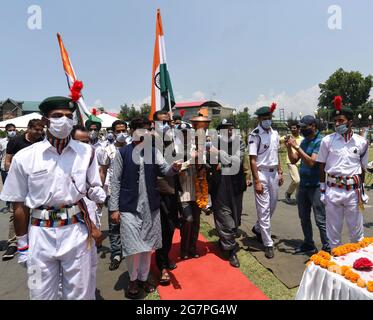 SRINAGAR, INDIEN - 15. JULI: Armeeveteranen und Einheimische tragen die „Siegessiege“ während der goldenen Jubiläumsfeier des indischen Militärsieges 1971 über Pakistan am 15. Juli 2021 in Srinagar, Indien. Die Siegesflamme wurde am 16. Dezember 2020 von Premierminister Narendra Modi aus der ewigen Flamme des nationalen Kriegsdenkmals in Neu-Delhi angezündet. Damit begann der 50. Jahrestag des indischen Sieges über Pakistan, der zur Befreiung Bangladeschs führte. (Foto von Waseem Andrabi/Hindustan Times/Sipa USA) Stockfoto