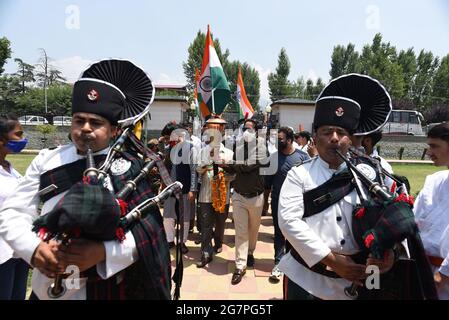 SRINAGAR, INDIEN - 15. JULI: Armeeveteranen und Einheimische tragen die „Siegessiege“ während der goldenen Jubiläumsfeier des indischen Militärsieges 1971 über Pakistan am 15. Juli 2021 in Srinagar, Indien. Die Siegesflamme wurde am 16. Dezember 2020 von Premierminister Narendra Modi aus der ewigen Flamme des nationalen Kriegsdenkmals in Neu-Delhi angezündet. Damit begann der 50. Jahrestag des indischen Sieges über Pakistan, der zur Befreiung Bangladeschs führte. (Foto von Waseem Andrabi/Hindustan Times/Sipa USA) Stockfoto