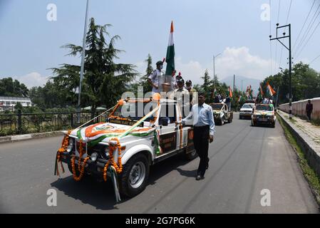 SRINAGAR, INDIEN - 15. JULI: Eine Fahrzeugkundgebung wurde organisiert, um Swarnim Vijay Mashal' (Siegesflamme) zu tragen, um das goldene Jubiläum des Erfolgs Indiens bei der Befreiung Bangladeschs von Pakistan im Jahr 1971 am 15. Juli 2021 in Srinagar, Indien, zu feiern. Die Siegesflamme wurde am 16. Dezember 2020 von Premierminister Narendra Modi aus der ewigen Flamme des nationalen Kriegsdenkmals in Neu-Delhi angezündet. Damit begann der 50. Jahrestag des indischen Sieges über Pakistan, der zur Befreiung Bangladeschs führte. (Foto von Waseem Andrabi/Hindustan Times/Sipa USA) Stockfoto