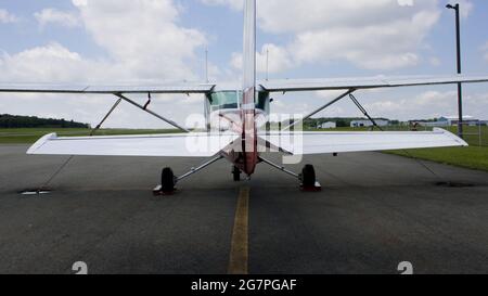 Eine Rückansicht eines kleinen Flugzeugs Stockfoto