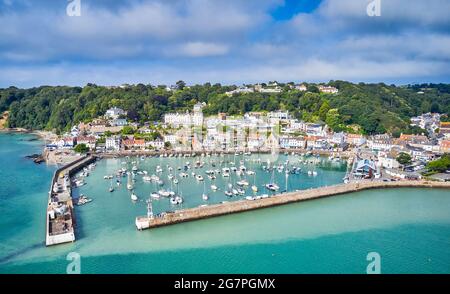 Luftdrohnenaufnahme des Hafens und Dorfes von St. Aubin bei Flut bei Sonnenschein. Jersey Channel Islands Stockfoto