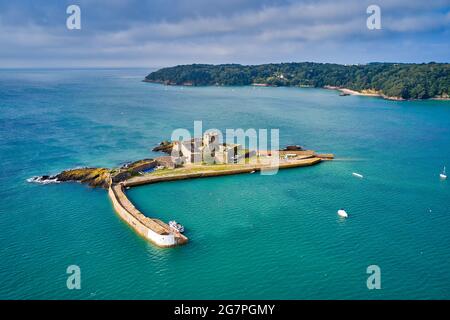 Luftdrohnenaufnahme des Fort von St. Aubin bei Flut in der Sonne. Jersey Channel Islands Stockfoto