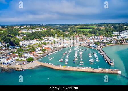 Luftdrohnenaufnahme des Hafens und Dorfes von St. Aubin bei Flut bei Sonnenschein. Jersey Channel Islands Stockfoto