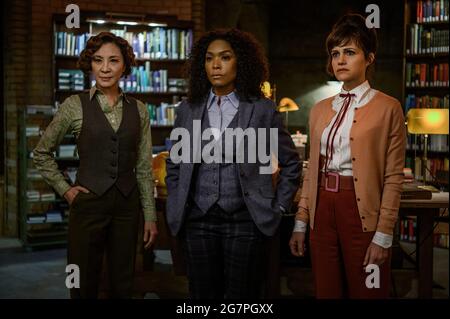 VERÖFFENTLICHUNG: 14. Juli 2021 TITEL: Gunpowder Milkshake STUDIO: Studiocanal REGIE: Navot Papushado PLOT: Drei Generationen von Frauen kämpfen gegen diejenigen, die ihnen alles nehmen könnten. MIT MICHELLE YEOH als Florence, ANGELA BASSETT als Anna May, CARLA GUGINO als Madeleine. (Bild: © StudioCanal/Entertainment Pictures) Stockfoto