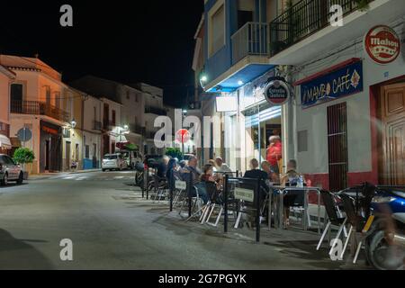 Orba Spanien - 26 2016. August; typisch mediterrane Diner in einer kleinen spanischen Stadt, die in der Straße speisen.Nachts unter gedämpften Straßenlichtern vor dem Mambo Cafe Stockfoto