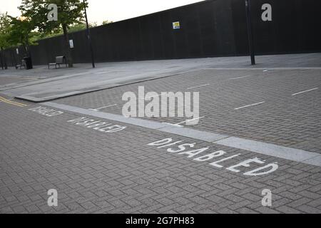 Behindertenparkplätze im Central Milton Keynes. Stockfoto