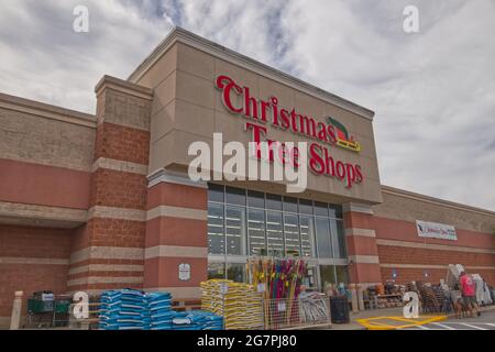 Augusta, GA USA - 04 30 21: Menschen außerhalb des Weihnachtsbaumhandels im Sommer - Robert C Daniel parkway Stockfoto