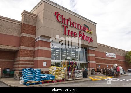 Augusta, GA USA - 04 30 21: Mann mit Hund von Weihnachtsbaumgeschäften im Sommer - Robert C Daniel parkway Stockfoto