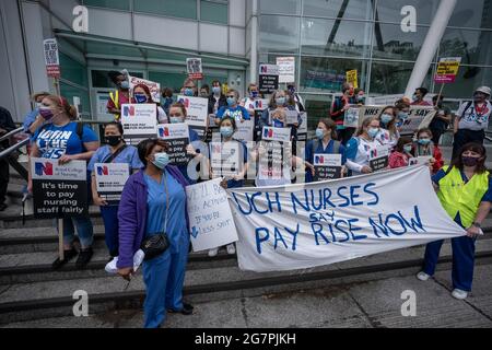 ‘NHS-Arbeiter sagen Nein zum Gehalt der Ungleichheit im öffentlichen Sektor“. Krankenschwestern und andere NHS-Mitarbeiter versammeln sich und marschieren gegen die fortlaufende Lohnungleichheit. London, Großbritannien Stockfoto