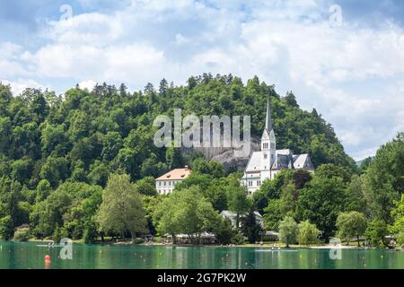 Bild des bluteten Sees und der Kirche st. martin in Bled, Slowenien. Die Pfarrkirche St. Martin in Bled (Nordwestslowenien) ist die Pfarrkirche Stockfoto