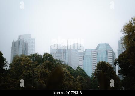 Blick auf das Sudirman Central Business District in Jakarta Indonesien an einem nebligen Tag Stockfoto