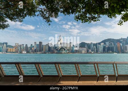 Ein sonniger Tag, Hafenpromenade, TST, Kowloon. (April 2021) Stockfoto