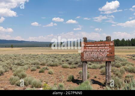 Ein Schild in Lake County, Oregon, beschreibt die Vielfalt der Landnutzungen im Fremont National Forest. Stockfoto