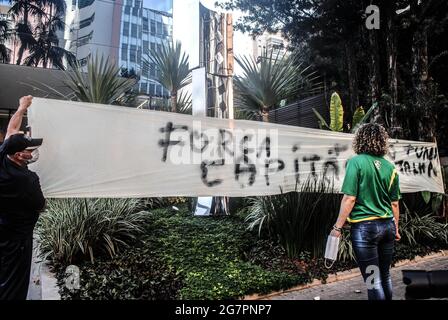 Sao Paulo, Sao Paulo, Brasilien. Juli 2021. (INT) Bewegung vor dem Krankenhaus, in dem Präsident Jair Bolsonaro ins Krankenhaus eingeliefert wird. 15. Juli 2021, Sao Paulo, Brasilien: Bewegung der Unterstützer von Präsident Jair Bolsonaro vor dem Vila Nova Star Krankenhaus in Sao Paulo, wo Bolsonaro zur Behandlung einer Darmobstruktion ins Krankenhaus eingeliefert wird, am Donnerstag (15) Quelle: Adeleke Anthony Fote/TheNEWS2/ZUMA Wire/Alamy Live News Stockfoto