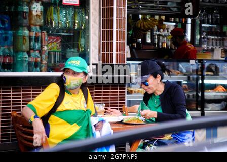 Sao Paulo, Sao Paulo, Brasilien. Juli 2021. (INT) Bewegung vor dem Krankenhaus, in dem Präsident Jair Bolsonaro ins Krankenhaus eingeliefert wird. 15. Juli 2021, Sao Paulo, Brasilien: Bewegung der Unterstützer von Präsident Jair Bolsonaro vor dem Vila Nova Star Krankenhaus in Sao Paulo, wo Bolsonaro zur Behandlung einer Darmobstruktion ins Krankenhaus eingeliefert wird, am Donnerstag (15) Quelle: Adeleke Anthony Fote/TheNEWS2/ZUMA Wire/Alamy Live News Stockfoto