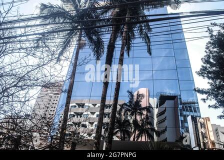 Sao Paulo, Sao Paulo, Brasilien. Juli 2021. (INT) Bewegung vor dem Krankenhaus, in dem Präsident Jair Bolsonaro ins Krankenhaus eingeliefert wird. 15. Juli 2021, Sao Paulo, Brasilien: Bewegung der Unterstützer von Präsident Jair Bolsonaro vor dem Vila Nova Star Krankenhaus in Sao Paulo, wo Bolsonaro zur Behandlung einer Darmobstruktion ins Krankenhaus eingeliefert wird, am Donnerstag (15) Quelle: Adeleke Anthony Fote/TheNEWS2/ZUMA Wire/Alamy Live News Stockfoto