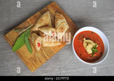 Samosa aus einem hohen Winkel mit roter Hühnersuppe Stockfoto