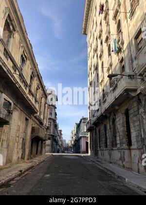 Vertikale Aufnahme einer Gasse inmitten alter Gebäude unter blauem Himmel Stockfoto