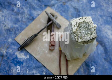 Bronzeguss-Verfahren und manuelle Arbeitskonzept. Stockfoto