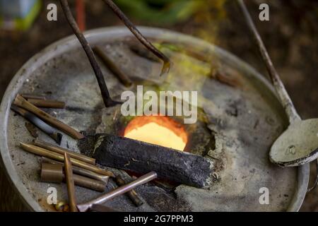 Bronzeguss-Verfahren und manuelle Arbeitskonzept. Stockfoto