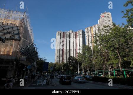 Tower Blocks of Tin Ping (Public Housing) Estate, Blick von der Lung Sum Avenue, Sheung Shui, am späten Nachmittag, New Territories, Hong Kong 15. Juli 2021 Stockfoto