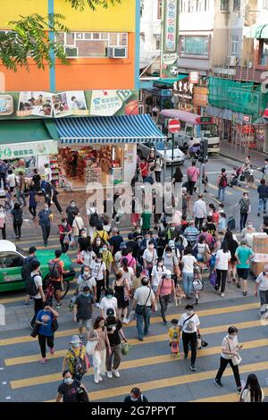 Fußgängerüberweg an der Lung Sum Avenue, Sheung Shui, New Territories, Hong Kong, China 15. Juli 2021 Stockfoto