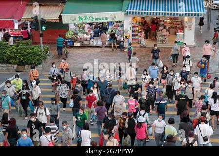 Fußgängerüberweg an der Lung Sum Avenue, Sheung Shui, New Territories, Hong Kong, China 15. Juli 2021 Stockfoto