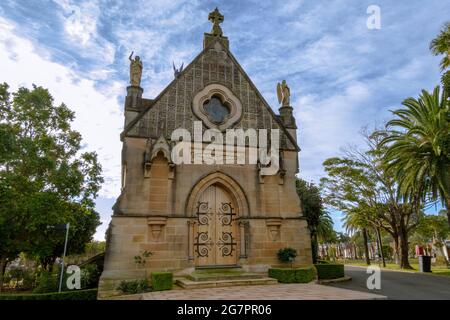 St. Michael the Archangel Chapel, Rookwood Cemetry, Sydney, Australien, in der Nachmittagssonne mit blauem bewölktem Himmel Stockfoto