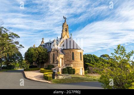 St. Michael the Archangel Chapel, Rookwood Cemetry, Sydney, Australien, in der Nachmittagssonne mit blauem bewölktem Himmel Stockfoto