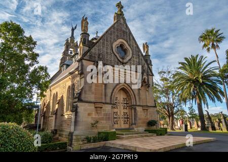 St. Michael the Archangel Chapel, Rookwood Cemetry, Sydney, Australien, in der Nachmittagssonne mit blauem bewölktem Himmel Stockfoto