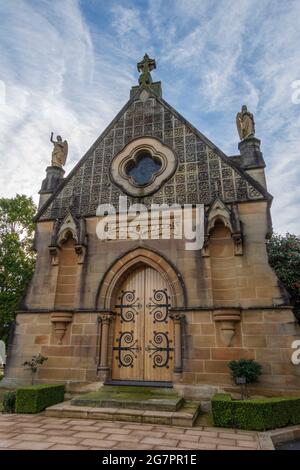 St. Michael the Archangel Chapel, Rookwood Cemetry, Sydney, Australien, in der Nachmittagssonne mit blauem bewölktem Himmel Stockfoto