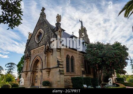 St. Michael the Archangel Chapel, Rookwood Cemetry, Sydney, Australien, in der Nachmittagssonne mit blauem bewölktem Himmel Stockfoto