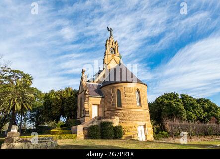 St. Michael the Archangel Chapel, Rookwood Cemetry, Sydney, Australien, in der Nachmittagssonne mit blauem bewölktem Himmel Stockfoto