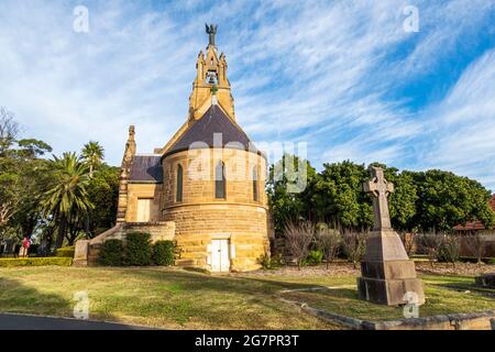 St. Michael the Archangel Chapel, Rookwood Cemetry, Sydney, Australien, in der Nachmittagssonne mit blauem bewölktem Himmel Stockfoto