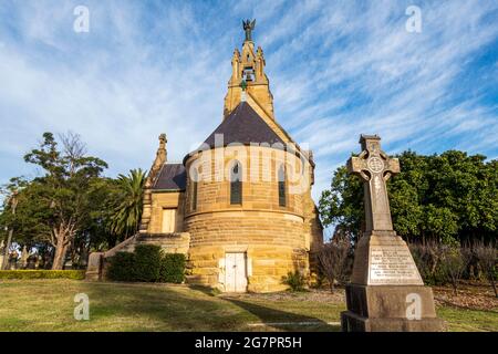 St. Michael the Archangel Chapel, Rookwood Cemetry, Sydney, Australien, in der Nachmittagssonne mit blauem bewölktem Himmel Stockfoto