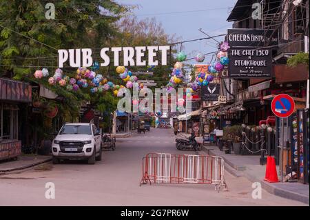 Alle Bars und Restaurants auf der Pub Street sind seit über 2 Monaten geschlossen. Normalerweise ist die Pub Street mit internationalen Touristen besetzt und ist während der Coronavirus-Pandemie, Siem Reap, Kambodscha, verlassen. Mai 2020. © Kraig Lieb. Stockfoto