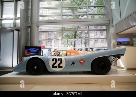 New York, Usa. Juli 2021. Der kultige Porsche 917 K aus dem Jahr 1970, das „Siegerauto“ in Steve McQueens Le Mans, wird in Sothebys Monterey-Auktion am 15. Juli 2021 bei Sotheby's in New York City voraussichtlich zwischen 16 und 18.5 Millionen Dollar verkauft. Foto von John Angelillo/UPI Credit: UPI/Alamy Live News Stockfoto