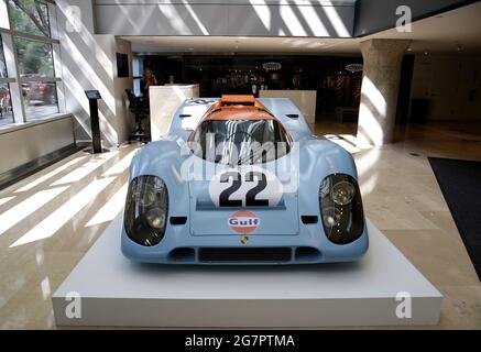 New York, Usa. Juli 2021. Der kultige Porsche 917 K aus dem Jahr 1970, das „Siegerauto“ in Steve McQueens Le Mans, wird in Sothebys Monterey-Auktion am 15. Juli 2021 bei Sotheby's in New York City voraussichtlich zwischen 16 und 18.5 Millionen Dollar verkauft. Foto von John Angelillo/UPI Credit: UPI/Alamy Live News Stockfoto