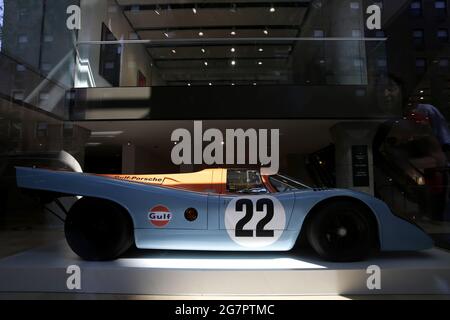 New York, Usa. Juli 2021. Der kultige Porsche 917 K aus dem Jahr 1970, das „Siegerauto“ in Steve McQueens Le Mans, wird in Sothebys Monterey-Auktion am 15. Juli 2021 bei Sotheby's in New York City voraussichtlich zwischen 16 und 18.5 Millionen Dollar verkauft. Foto von John Angelillo/UPI Credit: UPI/Alamy Live News Stockfoto