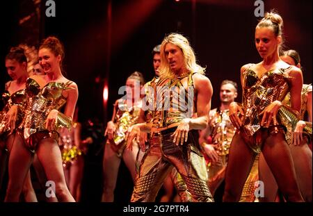 Berlin, Deutschland. Juli 2021. Tänzer Proben für die 'ARISE Grand Show' im Friedrichstadt-Palast Berlin. Neuwirth hat zwei Songs für die Show mitgeschrieben. Quelle: Fabian Sommer/dpa/Alamy Live News Stockfoto