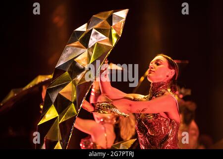 Berlin, Deutschland. Juli 2021. Tänzer Proben für die 'ARISE Grand Show' im Friedrichstadt-Palast Berlin. Neuwirth hat zwei Songs für die Show mitgeschrieben. Quelle: Fabian Sommer/dpa/Alamy Live News Stockfoto