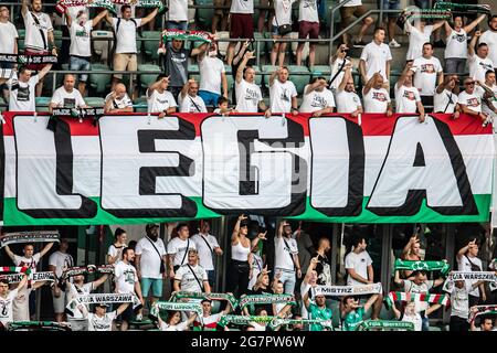 Warschau, Polen. Juli 2021. Legia Warszawa-Fans werden während des Spiels der UEFA Champions League First Qualifying Round zwischen Legia Warszawa und FK Bodo/Glimt im Marschall Jozef Pilsudski Legia Warsaw Municipal Stadium gesehen. (Endergebnis; Legia Warszawa 2:0 Bodo/Glimt) Credit: SOPA Images Limited/Alamy Live News Stockfoto