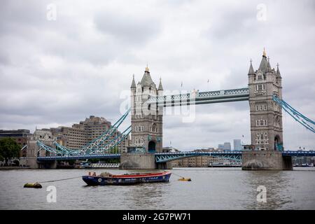 London, Großbritannien. Juli 2021. Ein Boot dockte in der Mitte der Themse an, um die Auswirkungen von Hochwasser zu minimieren.der Flussspiegel der Themse bleibt hoch, nachdem ein heftiger Sturm und starke Regenfälle in einigen Teilen Londons früher Überschwemmungen verursacht haben. Kredit: SOPA Images Limited/Alamy Live Nachrichten Stockfoto