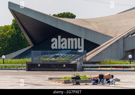 Am 10. Juni 2021 sonnen sich vor dem Gymnasium im Olympiapark Komazawa, Tokio. Der Park wurde für die Olympischen Spiele 1964 in Tokio erbaut. Foto von Robert Gilhooly Stockfoto