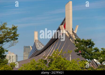 Das Foto zeigt das Dach des von Kenzo Tange entworfenen Yoyogi National Gymnasiums in Tokio am 21. Juni 2021. Das Fitnessstudio wurde während der Olympischen Spiele 1964 in Tokio für Aquatikveranstaltungen genutzt. Foto von Robert Gilhooly Stockfoto